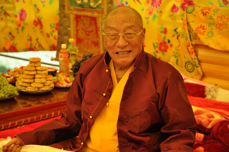 钦心髓)的根本法主和持有者,龙钦宁提是18世纪由晋美林巴大师开取出的