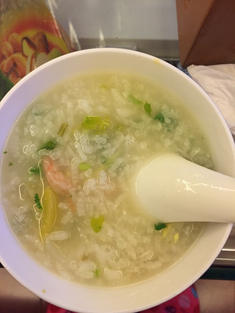  p>虾仁皮蛋粥,是一道家常粥品,制作原料主要有糯米,大米,皮蛋等. /p>