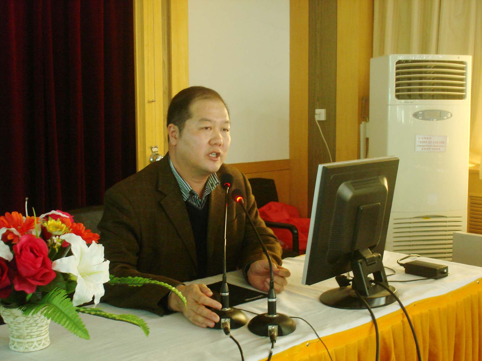  p>张灿军,男,汉族,1962年8月出生,河南伊川人,硕士学历,1992年5月