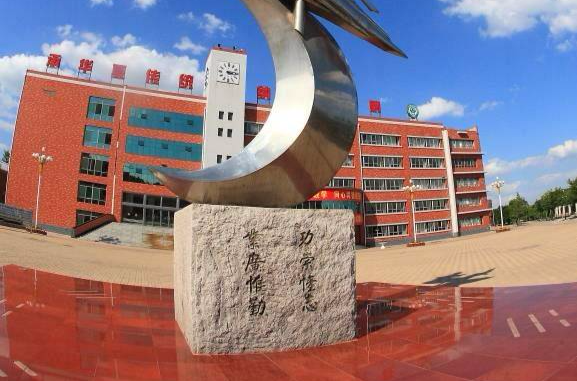 峁上,新校区的落成使用,赋予了古交一中丰厚的文化底蕴和无限的发展