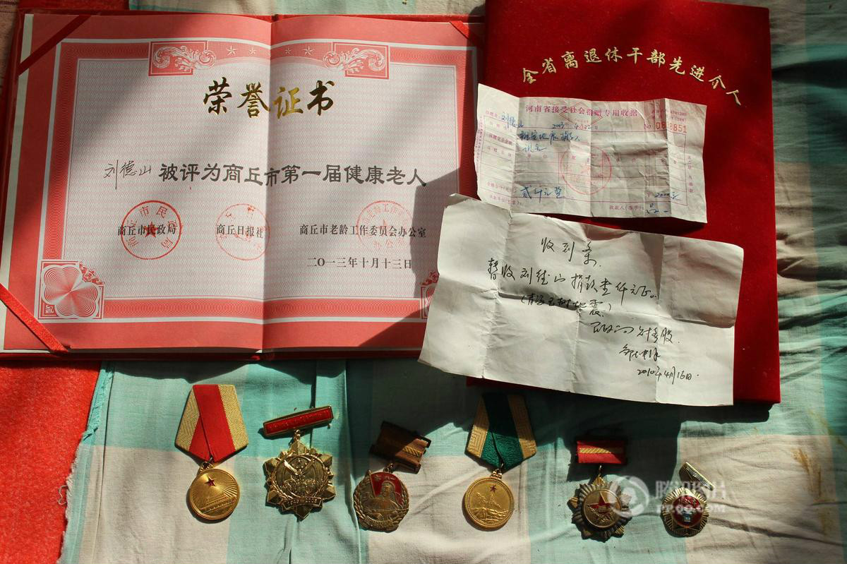 男,1924年7月出生于黄河故道南岸的民权县王桥乡大凡集村,1940年参军