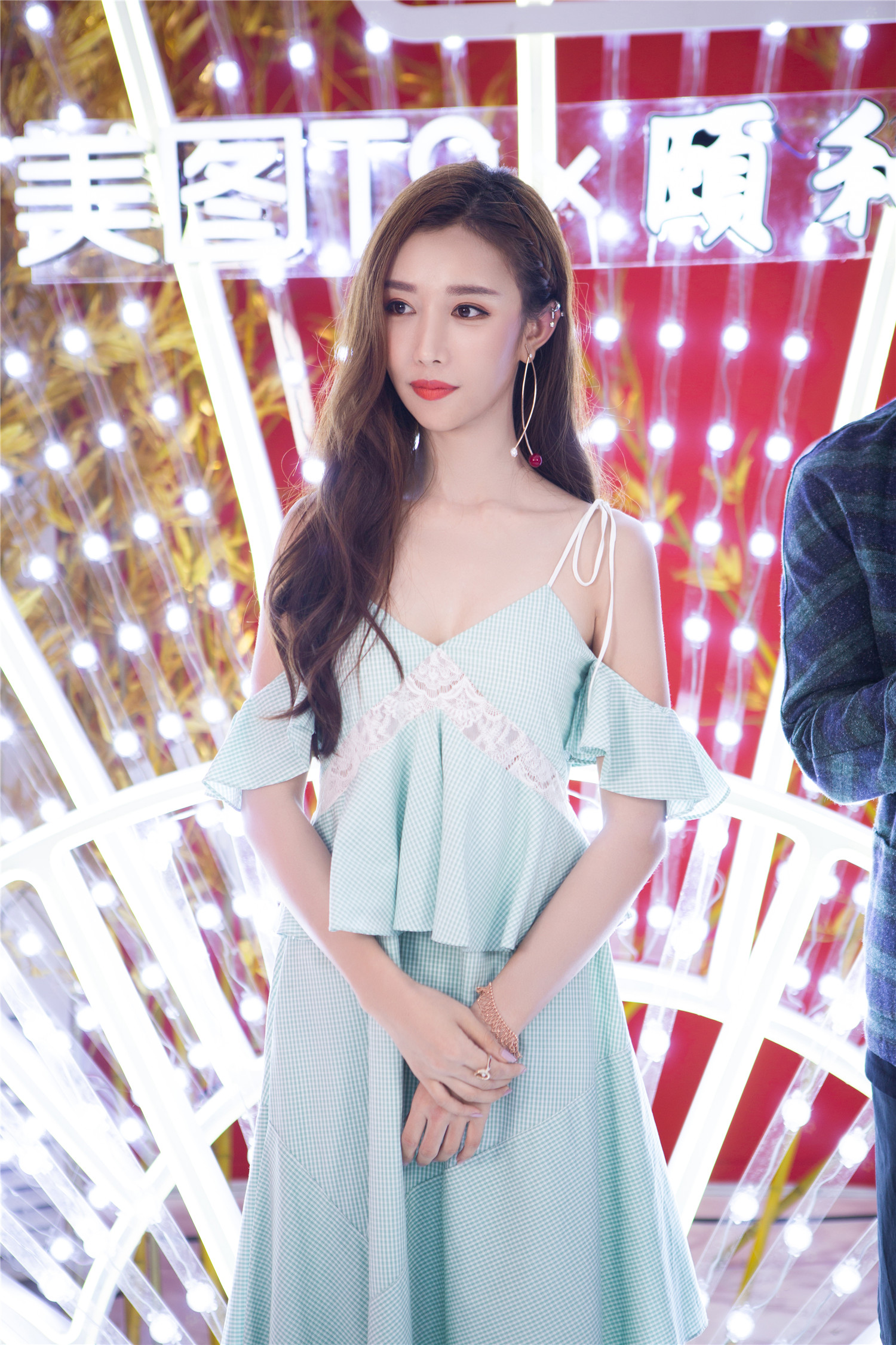  p>潘时七(sookie),1987年2月19日出生于湖北省武汉市,中国内地女演员