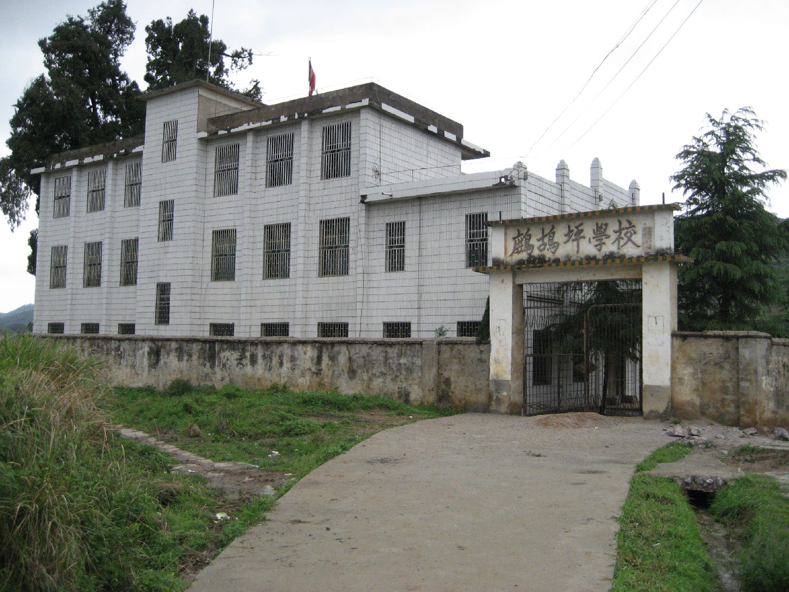 位于宜章县迎春镇鹧鸪坪村. /p>