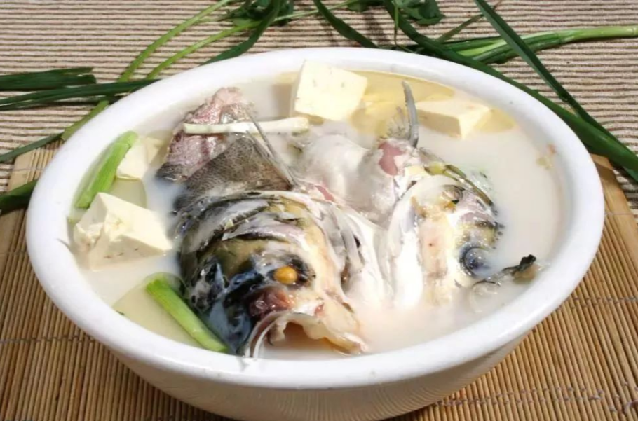  p>天麻炖鱼头是以有 a href="#" data-lemmaid="6812945">花鲢 /a>