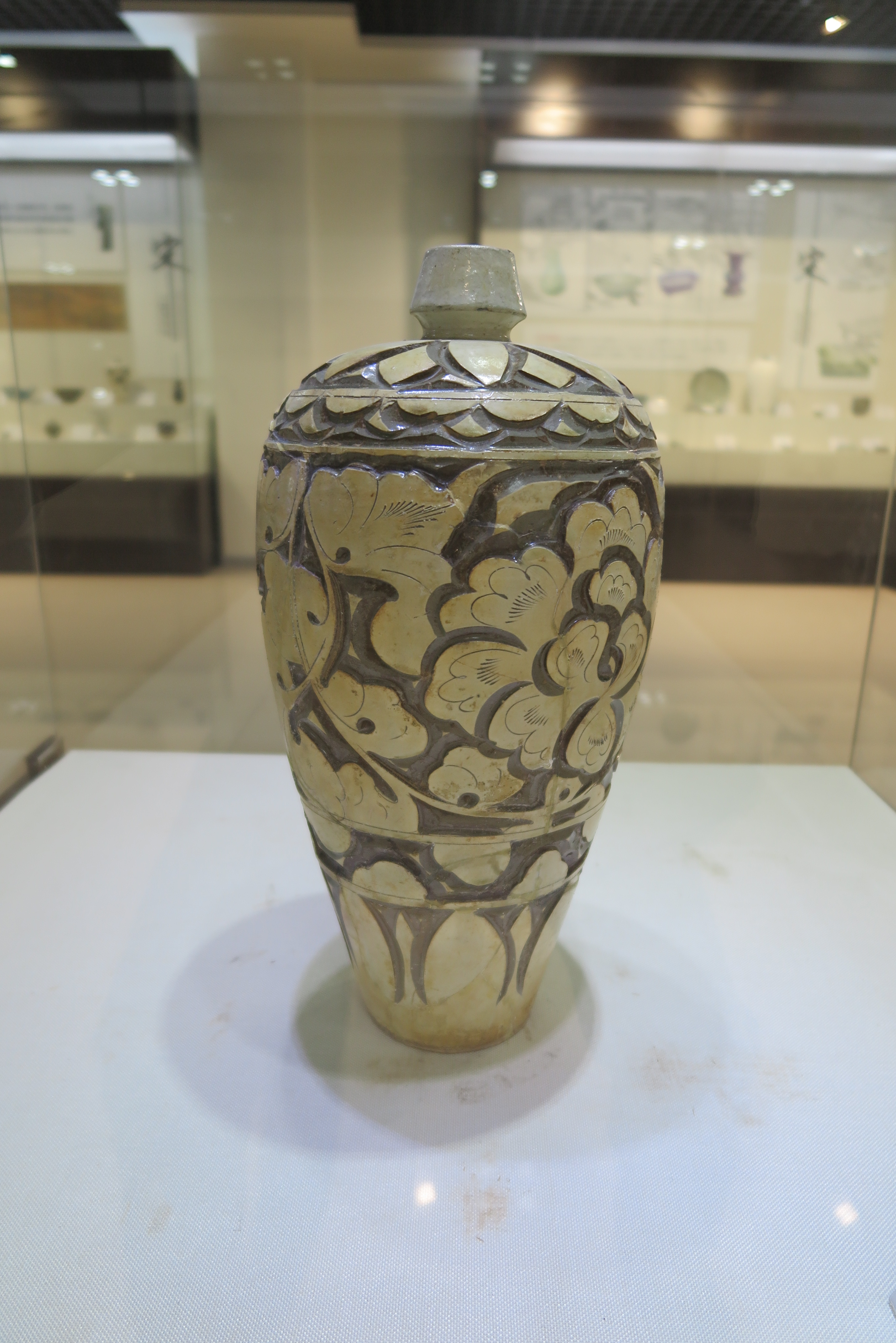 白釉剔划花牡丹纹梅瓶