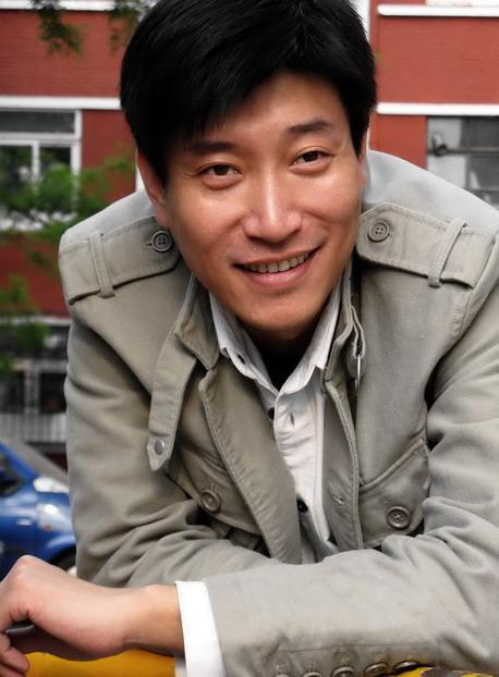  p>张鹰,山东青岛人,中国男演员.