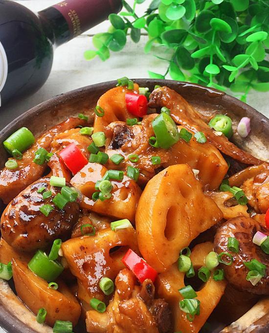  p data-id="t71qz23ldrrc">香菇莲藕焖五花是以五花肉为主料制作的