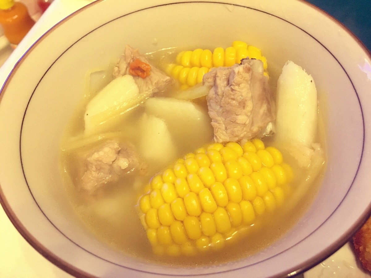  p>淮山玉米骨头汤是传统玉米骨头汤,有滋补养颜的功效,配菜玉米和