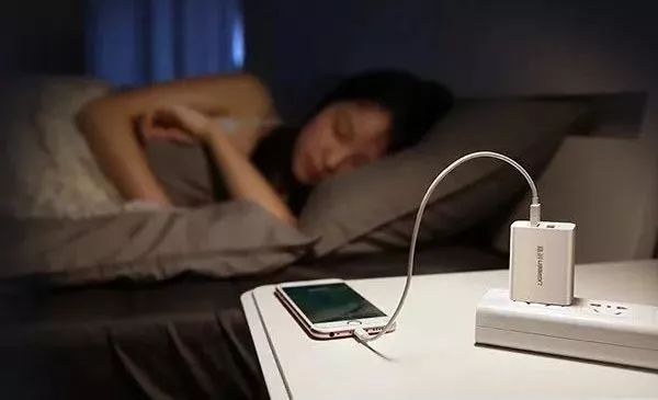 智能手机是否可以充电一晚上？一宿插入充电器有啥危害？_百科TA说