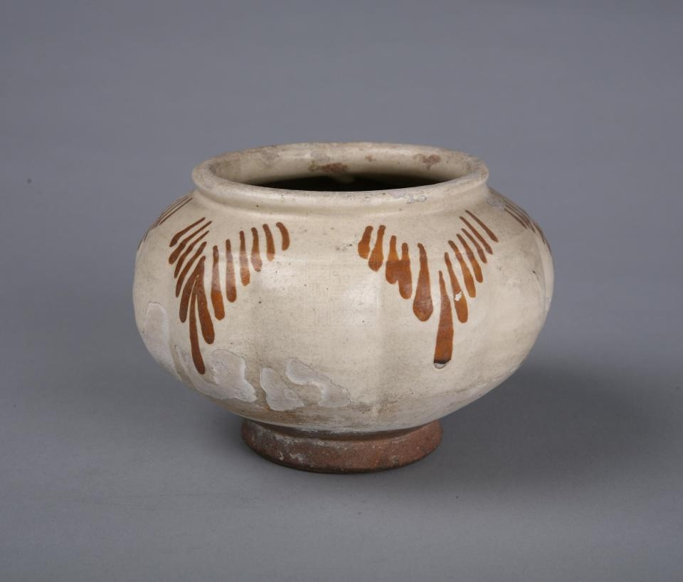 宋磁州窑白釉褐彩瓷罐