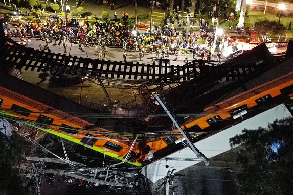 墨西哥首都墨西哥城奥利沃斯郊区一段高架铁路坍塌,导致一列地铁列车