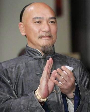 王绘春：因《雍正王朝》走红，长相酷似申军谊，感情经历却不同_百科TA说