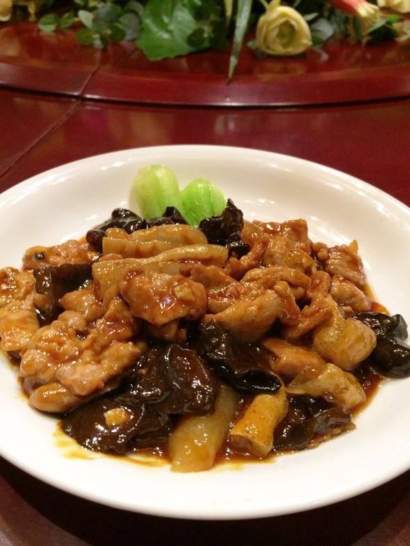 p data-id="gnwkglylyr">羊肉过油肉是一道美食,主料为羊里脊,辅料有