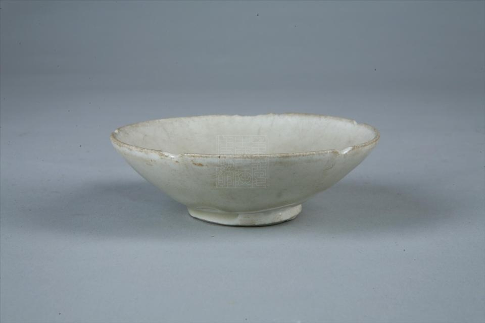五代白釉花口瓷盏