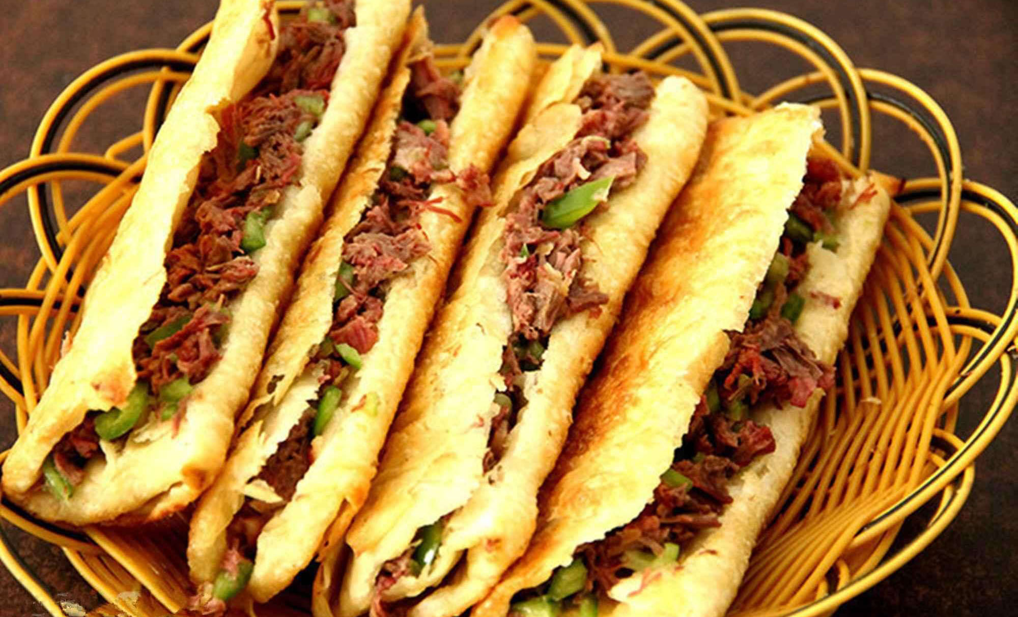  p>保定驴肉火烧是河北省保定市的地方特色小吃之一,和保定三宝( a