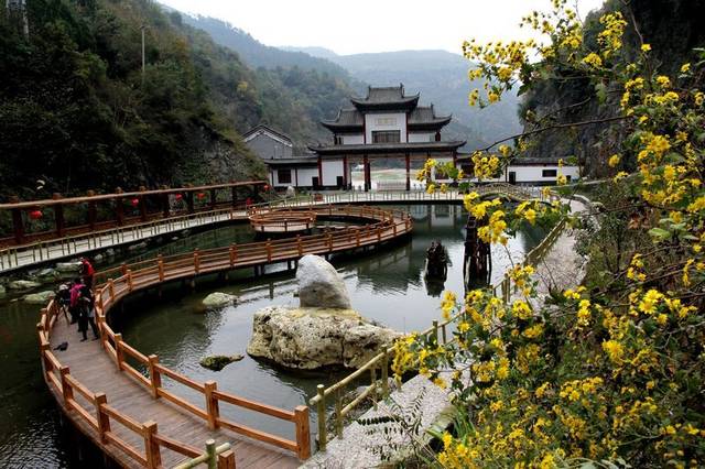 p>郧西龙潭河旅游区,位于湖北省十堰市,是4a级旅游景区/p>