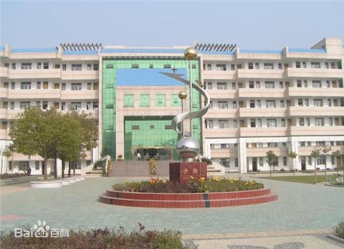  p>监利新沟中学是一所直属监利县教育局的重点高中,学校位于湖北省