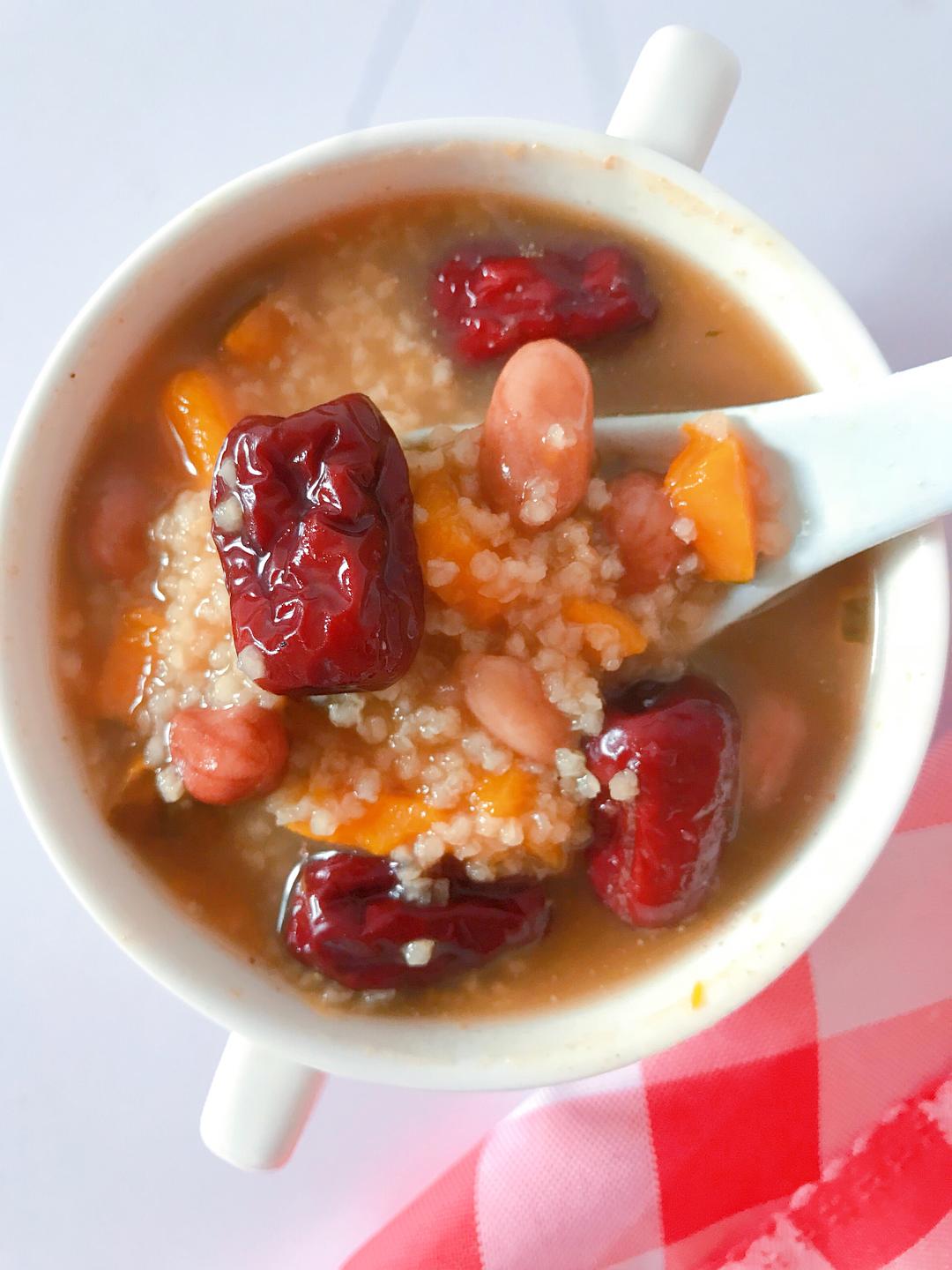  p>小米红糖大枣粥,是一道用小米,红糖,大红枣煮成的主治失眠,贫血, a