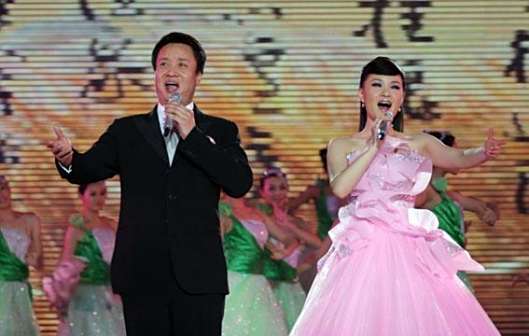 <p>雷佳与阎维文对唱歌曲《芦花颂》（右一）