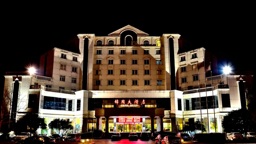  p>无锡锦湖酒店位于太湖风景区,于2000年9月20日开业,楼高10层,标准