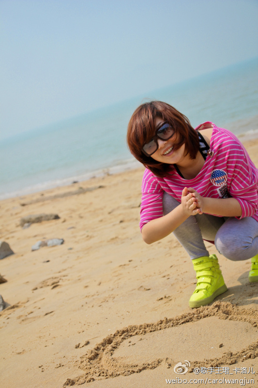  p>卡洛儿(王珺),中国歌手,神话家族创始人,主要以吟唱为主.