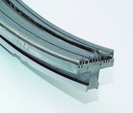 又要保证汽轮机正常安全运行,特设置了各种汽封