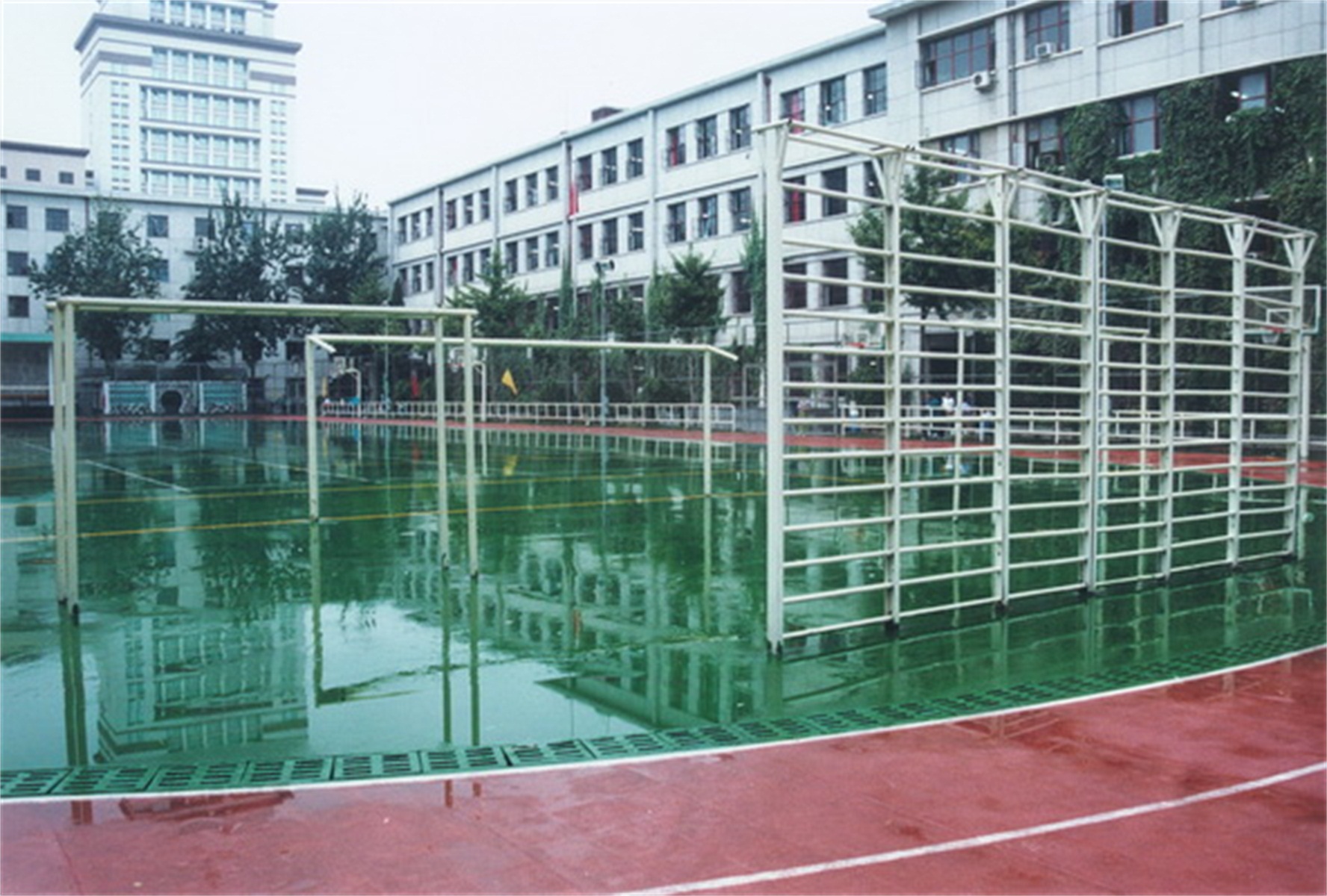 2 railway middle school),简称"北京铁二中",是一所由北京市西城区