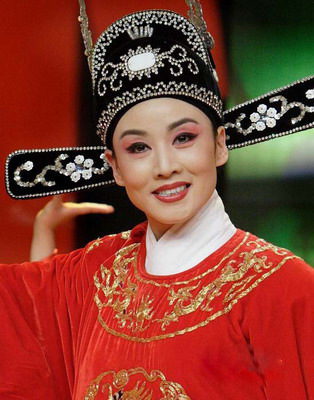 "黄梅戏后"韩再芬韩再芬饰冯素贞,李萍饰公主,汪小明饰冯益民,熊辰龙