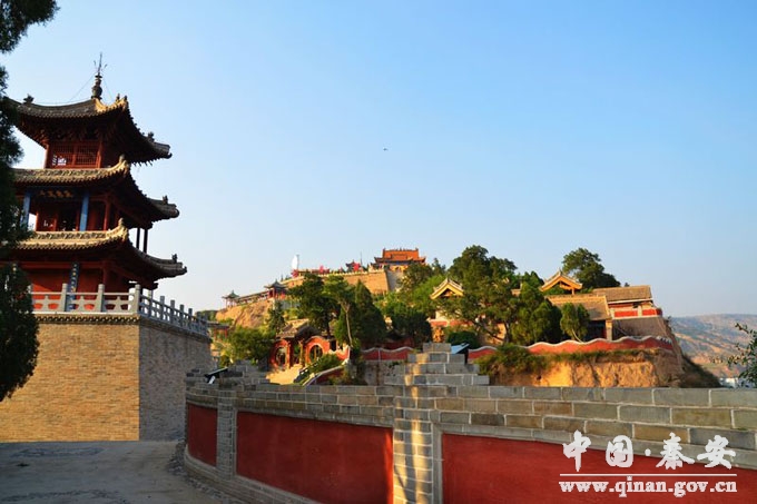 泰山庙又名凤山,位于甘肃省 a target="_blank" href="/item/天水市">