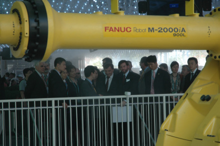 卢森堡王储一行参观机器人“发那科”