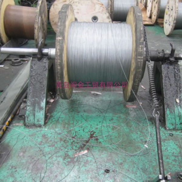 做规则的螺旋形排列捻制绳股的工艺过程,是钢丝绳生产的重要工序之一