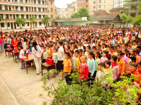  p>常宁市双蹲小学位于常宁市解放南路101号 ,现有27个教学班,5个学前