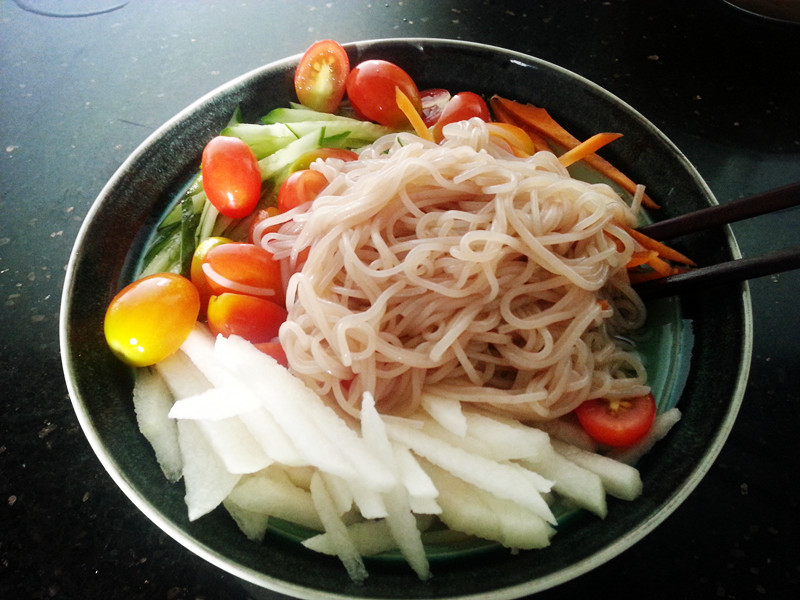  p>韩式水果凉面是一道美食,主料是韩国冷面,配料是苹果,火龙果等