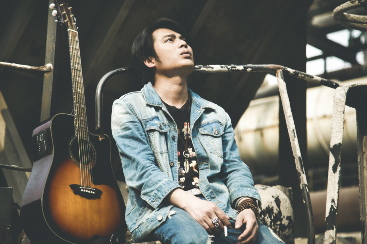 华语流行摇滚男歌手,演员,青年音乐人词曲作家,2004年所创作歌曲,早期