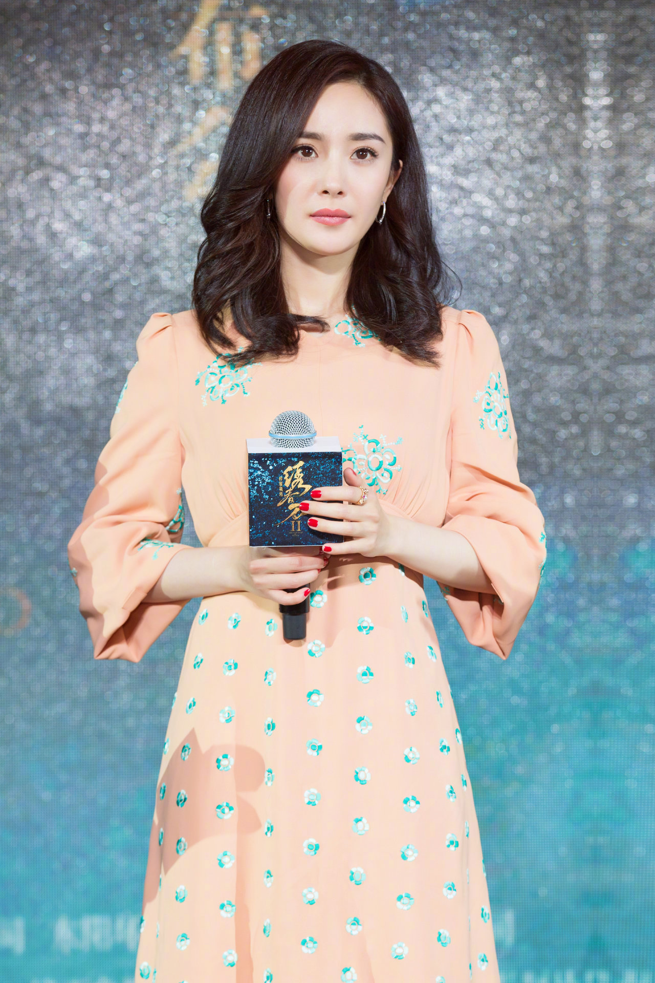  p>杨幂,1986年9月12日出生于北京市,中国内地影视女演员,流行乐歌手