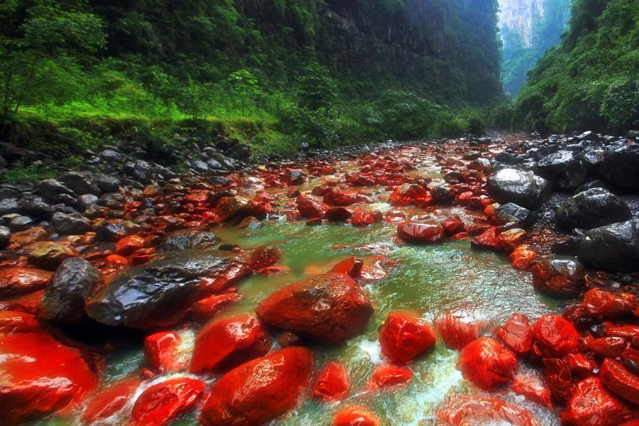  p>红石沟景区位于河北省邢台市沙河市中部丘陵区,綦村镇西左村红石沟