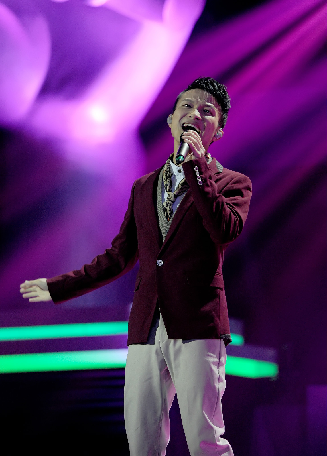  p>周深,1992年9月29日出生于湖南邵阳,长于贵州贵阳,中国内地男歌手