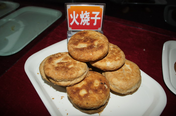  p>火烧子是甘肃泾川独有的特色传统小吃.中国各县当无二家.