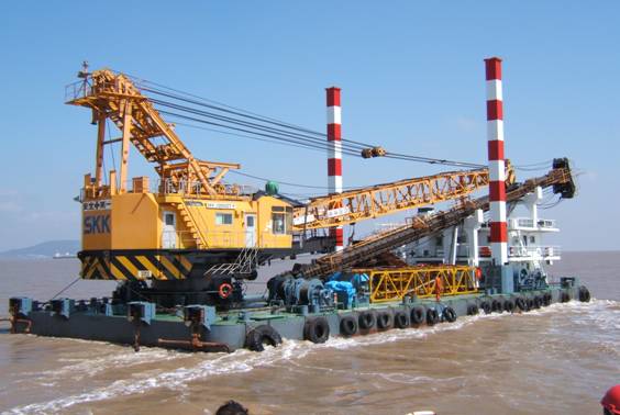  p>打桩船是指用于水上打桩作业的船只,船体为钢箱型结构,在甲板的端