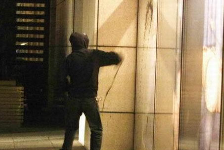 id="131804">章子怡 /a>家附近她的一张巨幅海报被一群黑衣男子泼墨