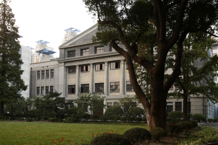  p>上海市第八中学是一所具有150余年历史的老学校,历经沧桑巨变.