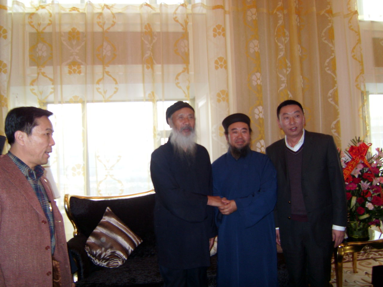 祖辈世代信奉道教,六岁起拜认师父(姑姑)学习道教一些道法符咒类的