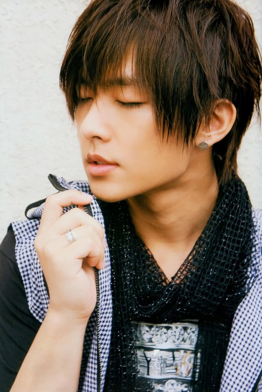  p>炎亚纶(aaron),本名吴庚霖,1985年11月20日出生于台湾省台北市