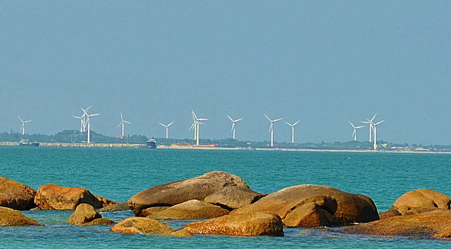 汕尾市沿海一个半封闭的海湾,距 a target="_blank" href="/item/深圳