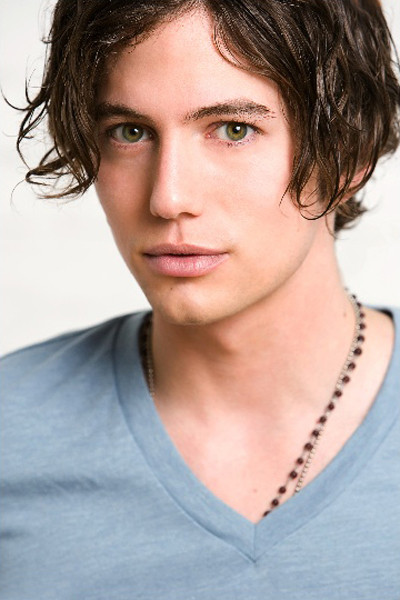  p>杰克逊·拉斯波恩(jackson rathbone),1984年12月21日出生于新加坡