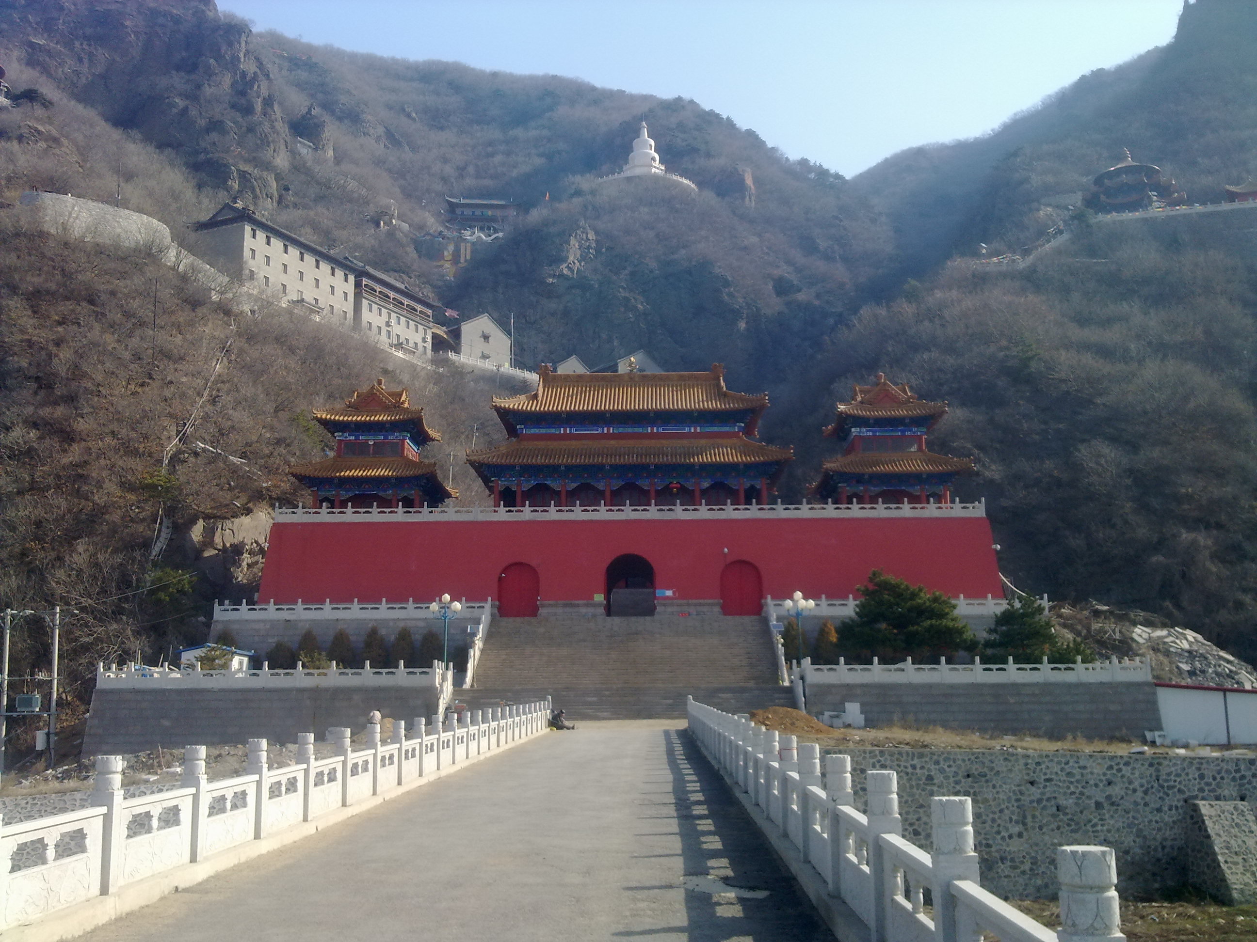 山龙峰寺位于辽宁省 a target="_blank" href="/item/辽阳县/7261173"
