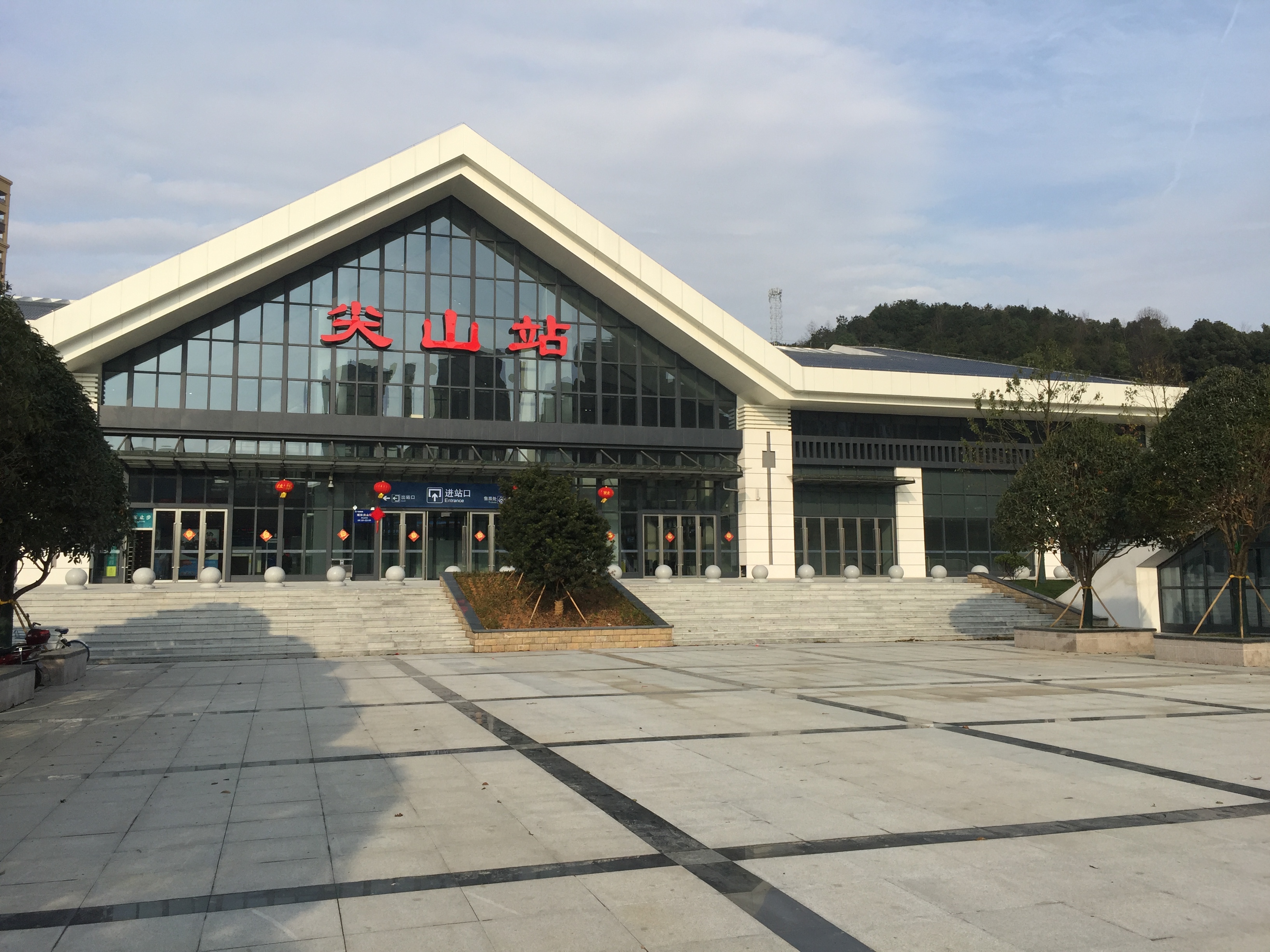 尖山路的相交处,是 a target="_blank" href="/item/长株潭城际铁路