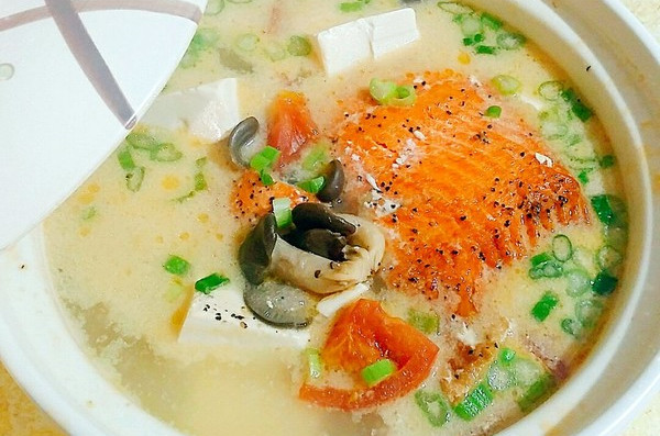  p>三文鱼豆腐汤是一道美味的菜肴. /p>