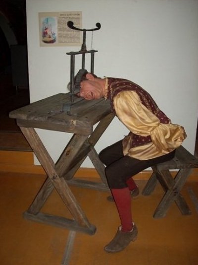 碎头器这样令人毛骨悚然的酷刑需要借助于同样可怕的工具