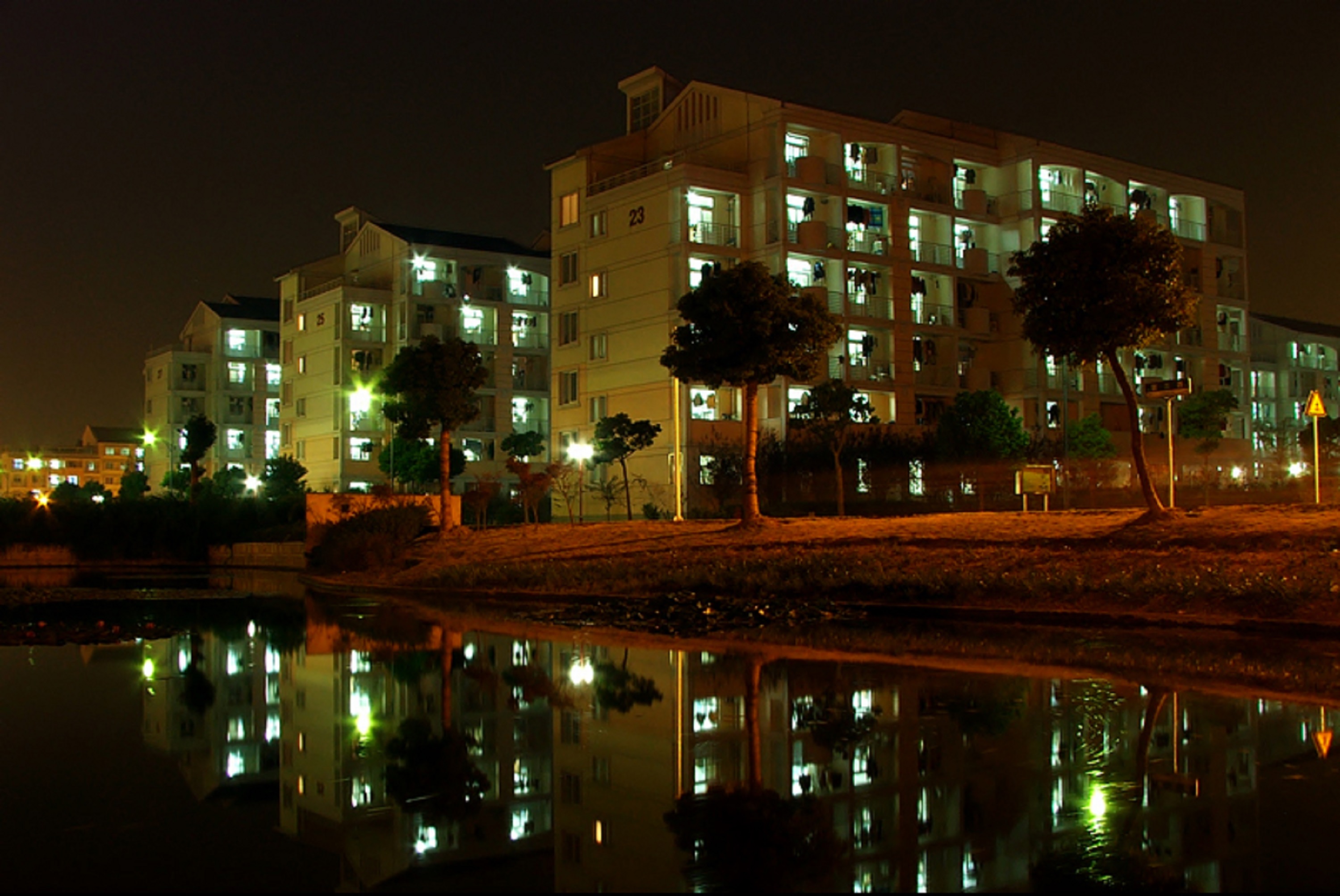  p>上海交通大学,简称"上海交大",位于直辖市 a target="_blank" href